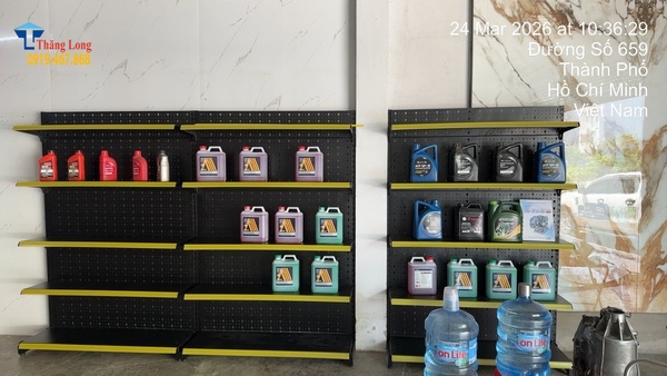 lắp đặt kệ si&ecirc;u thị t&ocirc;n lỗ m&agrave;u đen tại phước long 